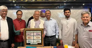 প্রধান উপদেষ্টার কাছে নতুন ৬ নোটের ছবি হস্তান্তর